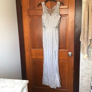 Junior size 7 dress gown was worn 1 time and in like new condition